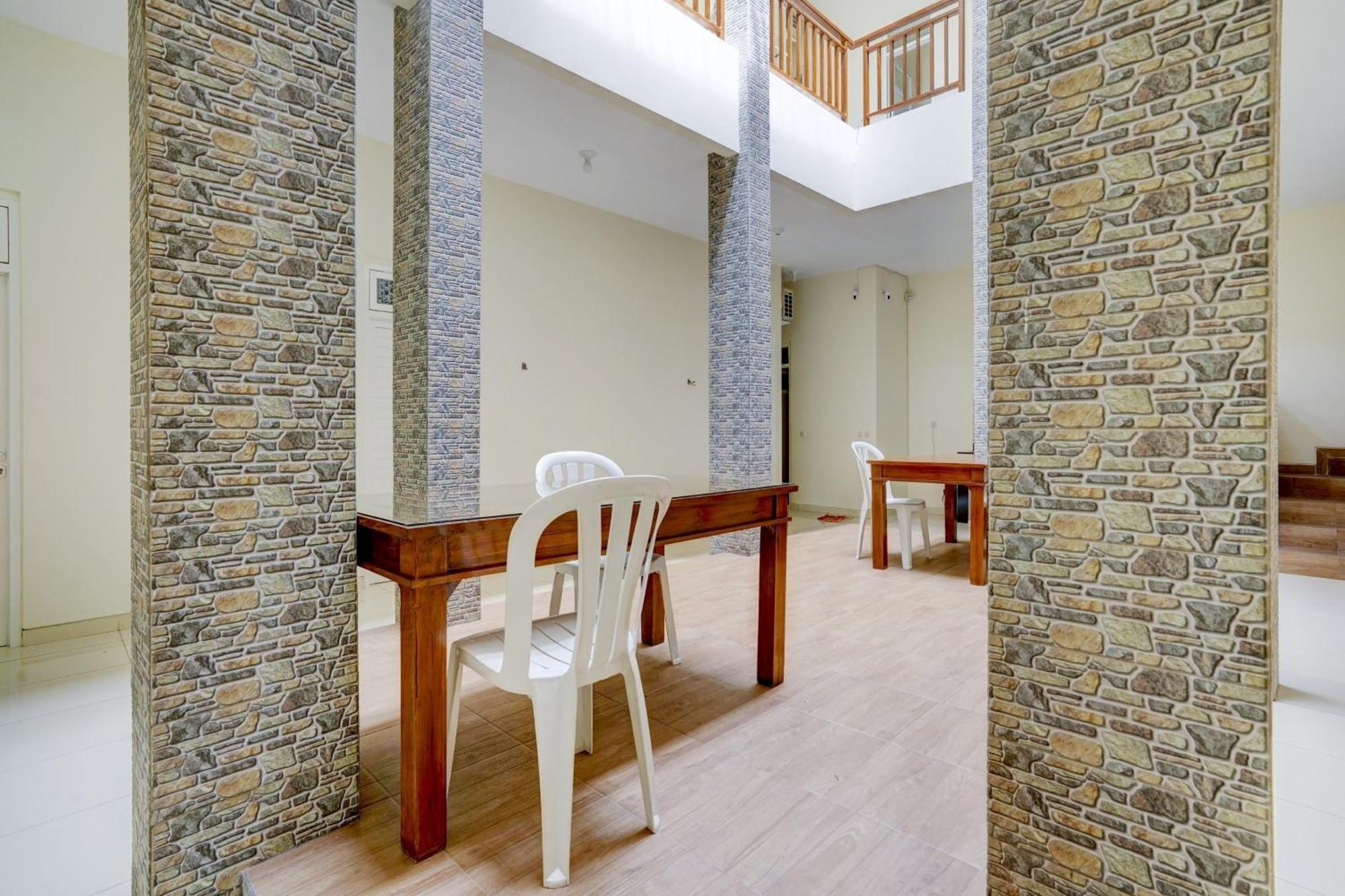 Oyo 90173 Innapp Tenggilis Family Residence 수라바야 외부 사진
